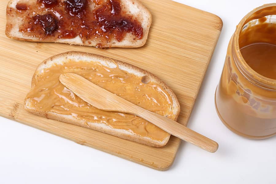 Which iconic musician famously loved peanut butter and banana sandwiches?